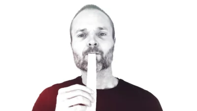 Un yogi en train de manger du coton.