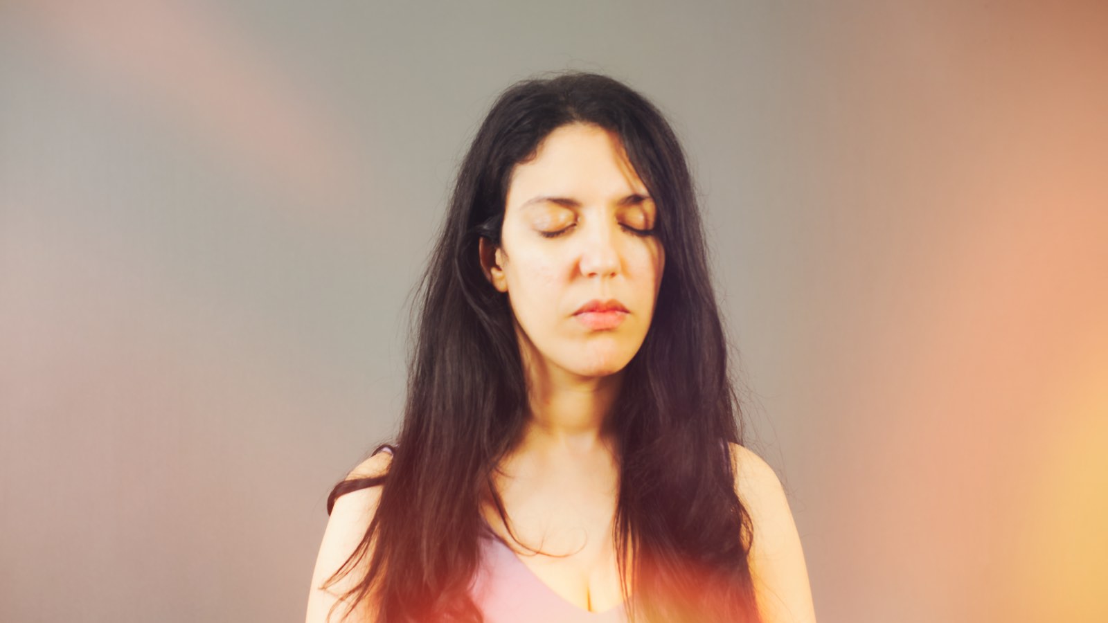 Femme assise en posture de méditation, illustrant une pratique de yoga avancé.