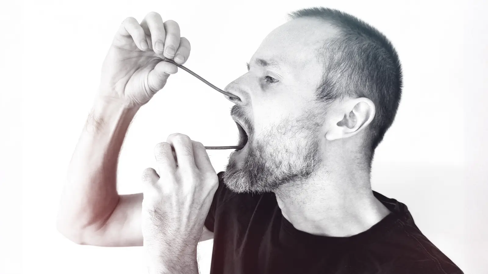 Homme pratiquant sutra neti