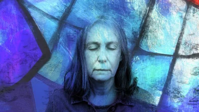 Portrait d’une femme aux yeux fermés, immobile et attentive, évoquant une pratique de méditation calme et mature.