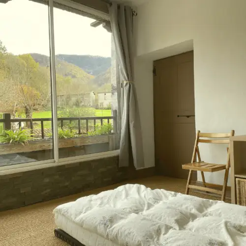 Chambre avec vue sur la montagne.