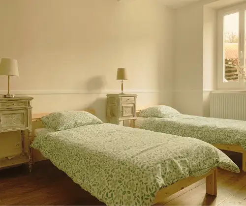 Chambre double pour les participants des retraites de yoga.