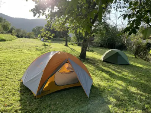 Tentes dans le jardin du centre à Urau durant une retraite de yoga.